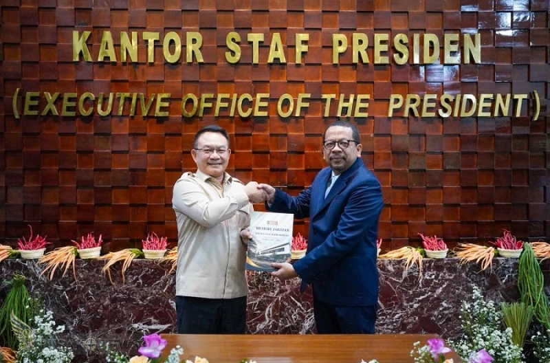 Kepala Staf Kepresidenan Jenderal TNI (Purn.) Prof. Dr. Dudung Abdurachman S.E., M.M., M.H. secara resmi menerima tongkat estafet kepemimpinan KSP dari mantan Kepala Staf Kepresidenan yang telah dilantik menjadi Kepala Badan Komunikasi Pemerintah (Bakom R