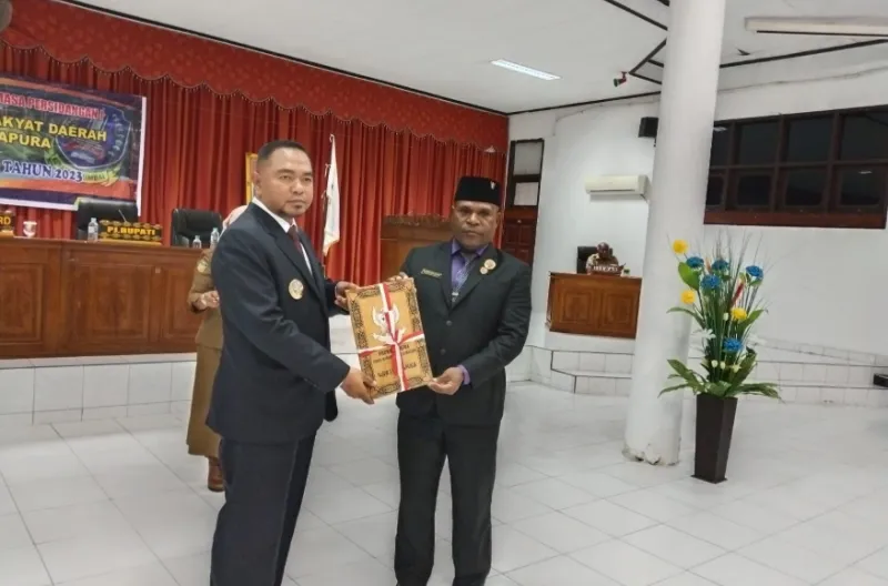 Ketua DPRD Kabupaten Jayapura saat menyerahkan 4 Raperda yang disetujui menjadi Perda kepada Pj Bupati Jayapura di Penutupan sidang paripurna I masa sidang tentang Raperda Non APBD Tahun 2023 (04/04/2023)