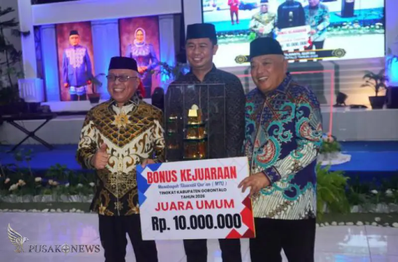 Bupati Gorontalo Sofyan Puhi (ujung kiri) dan Wakil Bupati Gorontalo Tonny Junus (ujung kanan) saat menyerahkan penghargaan secara simbolis kepada Camat Tabongo, Indra Indarto Kadir selaku perwakilan Kafilah Tabongo.
©PusakoNews.com/red
