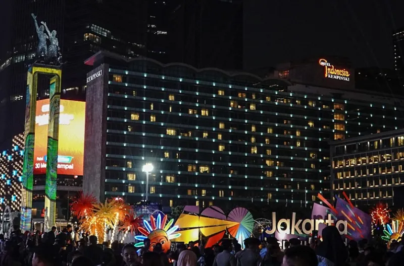 Video mapping bertemakan ‘Menuju 5 Abad Jakarta’ di tampilkan di patung Bundaran HI