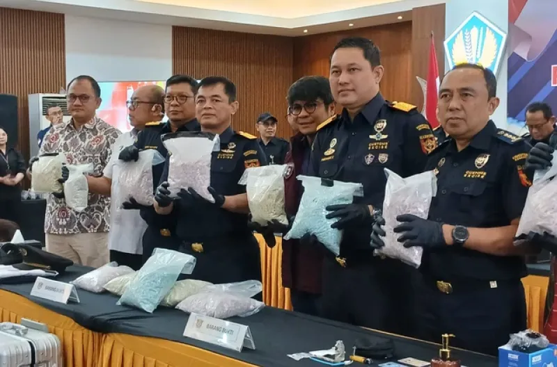 Petugas Bea Cukai Indonesia memperlihatkan narkoba yang diselundupkan oleh seorang pilot Malaysia sebagai barang bukti selama konferensi pers di Bandara Internasional Soekarno-Hatta di Tangerang, Jumat (31/7/2026)