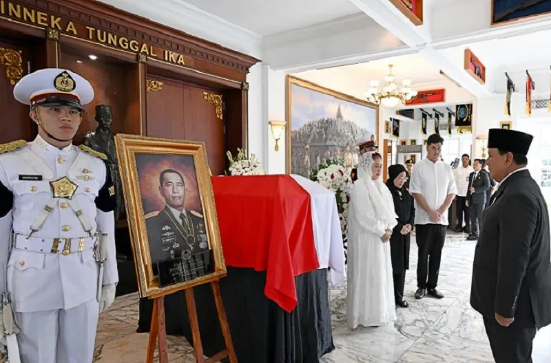 Kehadiran Presiden Prabowo dalam prosesi persemayaman ini menjadi wujud penghormatan negara atas jasa dan pengabdian almarhum Jenderal TNI (Purn) Ryamizard Ryacudu bagi bangsa dan negara.