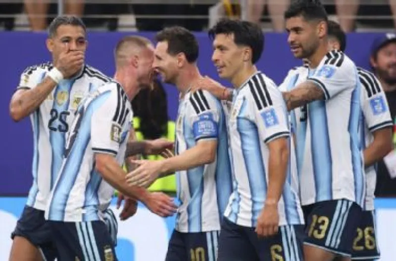 Messi membuka keunggulan lewat gol brilian, melepaskan tembakan akurat ke sudut bawah gawang setelah gerakan tipu Thiago Almada