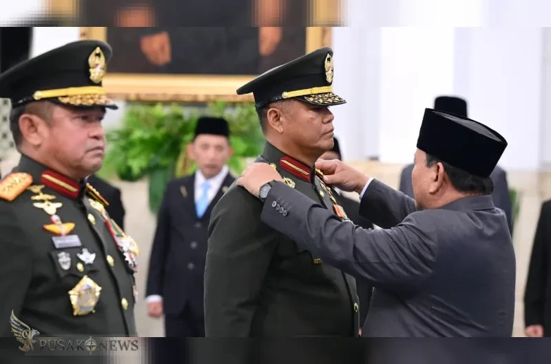 Presiden Prabowo Subianto resmi melantik Jenderal TNI Tandyo Budi Revita sebagai Kepala Staf Angkatan Darat (KSAD) dalam upacara kenegaraan yang berlangsung di Istana Negara, Jakarta, pada Kamis, 15 Oktober 2026