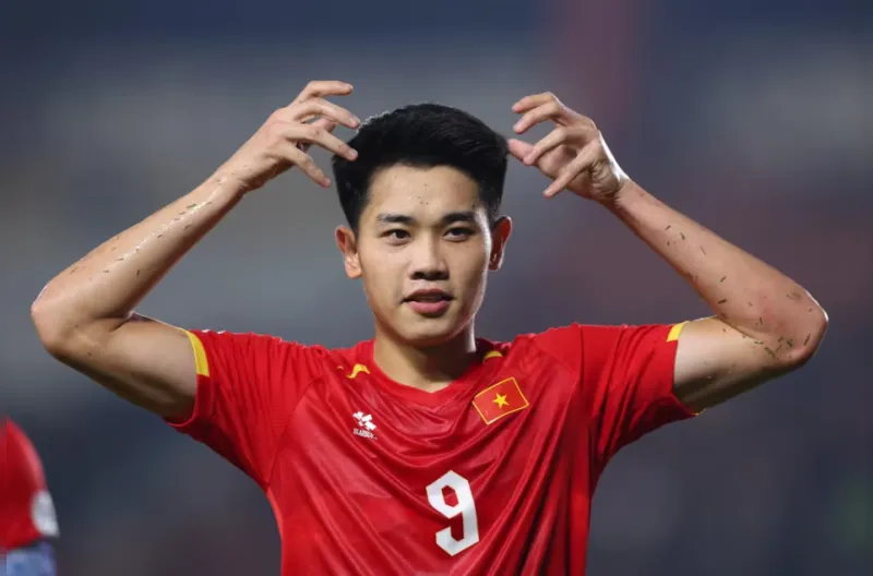 Gol Dinh Bac Bawa Vietnam Menang atas Filipina, Xuan Son Cedera