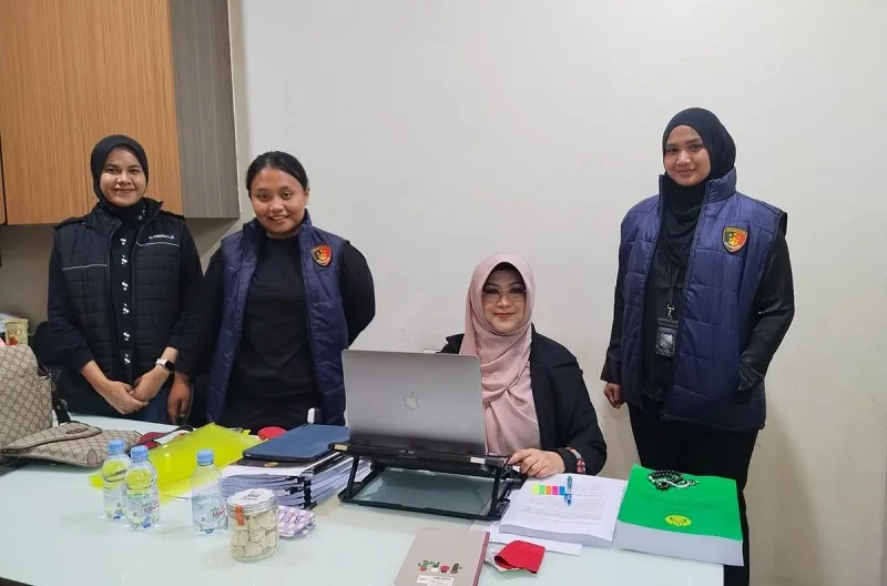 dr Tifa saat akan menjalani ujian sidang Magister didampingi penyidik Polda Metro Jaya setelah dibawa dari apartemennya, Jumat (19/6/2026)