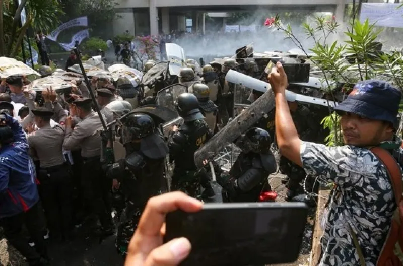 Hotel Sultan Dikosongkan Paksa, Aparat Kawal Jalannya Eksekusi