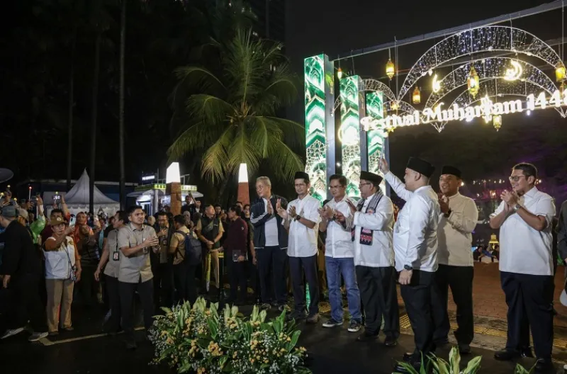 Wakil Gubernur DKI Jakarta, Rano Karno, Senin (15/6) malam, melepas pawai obor Festival Nyebrang Tahun 1 Muharram 1448 di Taman Bendera Pusaka, Jalan Mahakam, Kramat Pela, Kebayoran Baru, Jakarta Selatan
