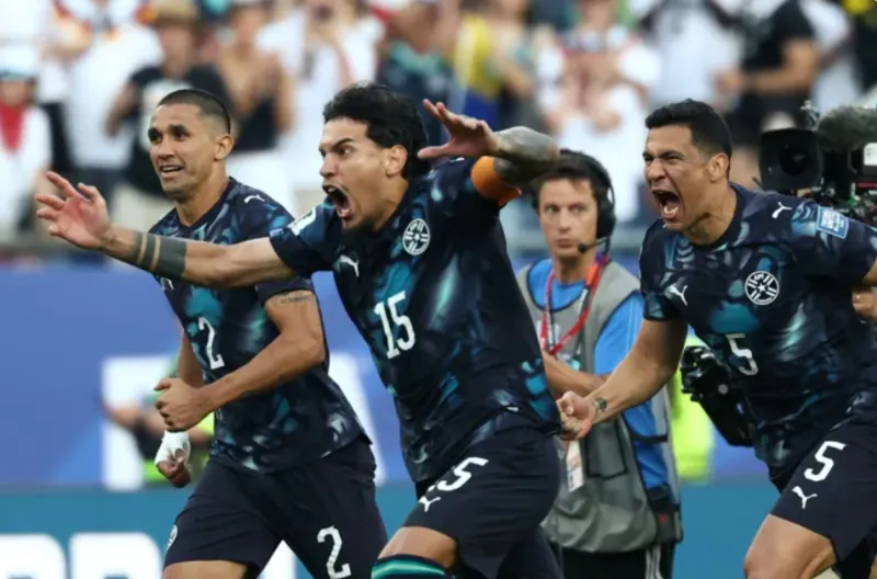 Para pemain Paraguay merayakan kemenangan setelah memenangkan adu penalti dalam pertandingan sepak bola babak 32 besar Piala Dunia 2026