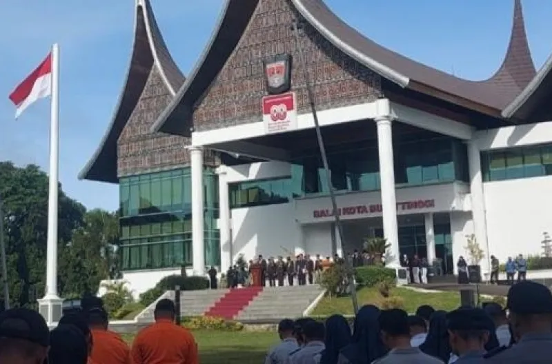Pemerintah Kota Bukittinggi menggelar upacara peringatan Hari Lahir Pancasila Tahun 2026 dengan penuh khidmat di halaman Balai Kota, Senin (1/6/2026).