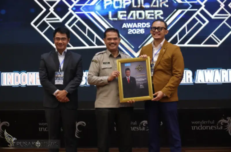 Penghargaan Most Popular Leader Awards 2026 yang diberikan oleh The Iconomics dalam rangkaian kegiatan CEO Forum & Indonesia Best CEO Awards 2026 Kepada Mentan Amran.
©PusakoNews.com/red