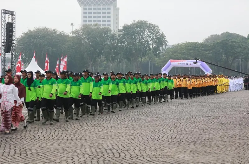 Defile pasukan peserta upacara dari berbagai unsur pegawai Pemprov DKI Jakarta memasuki lapangan upacara