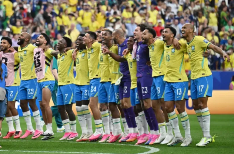 Pemain Brasil merayakannya