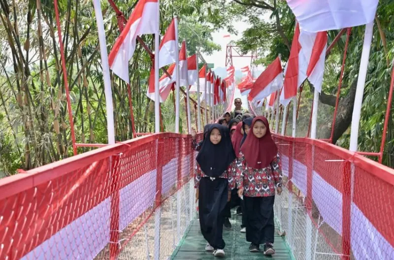 Presiden Prabowo Resmikan 3.395 Jembatan TNI-Polri dan 3.000 Sumber Air Bersih