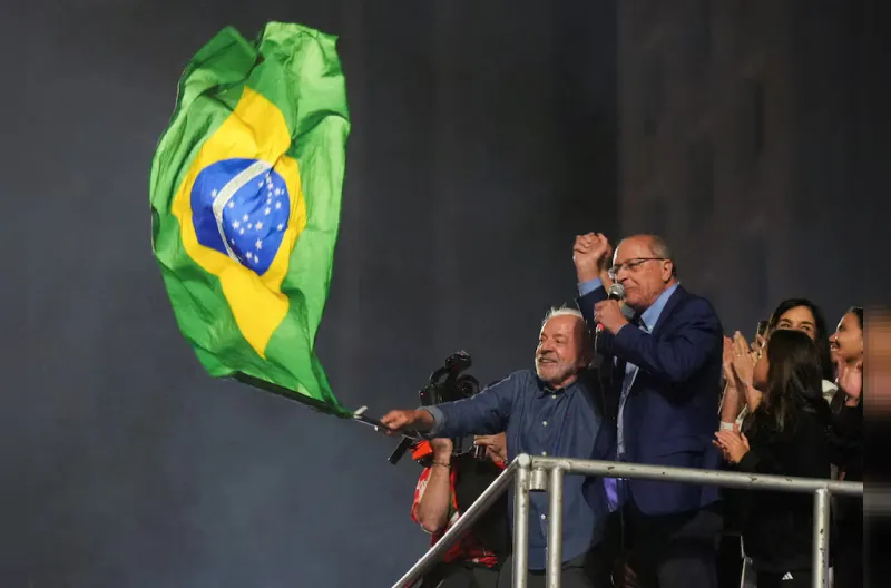 Flavio Bolsonaro meninggalkan Brasil menuju Amerika Serikat setelah menolak mematuhi perintah Mahkamah Agung untuk menyerahkan paspornya. Ia mengklaim menjadi pemimpin Brasil yang sah meski kemenangan Lula telah diakui secara resmi.