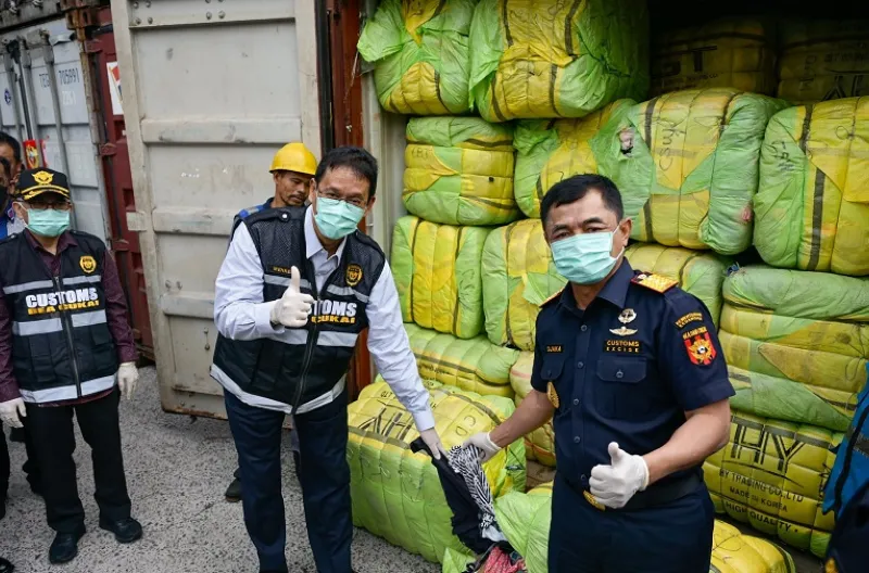 Menteri Keuangan (Menkeu) Purbaya Yudhi Sadewa konferensi pers di Buffer Area TPS CDC Banda, Tanjung Priok, Jakarta pada Selasa (23/6)