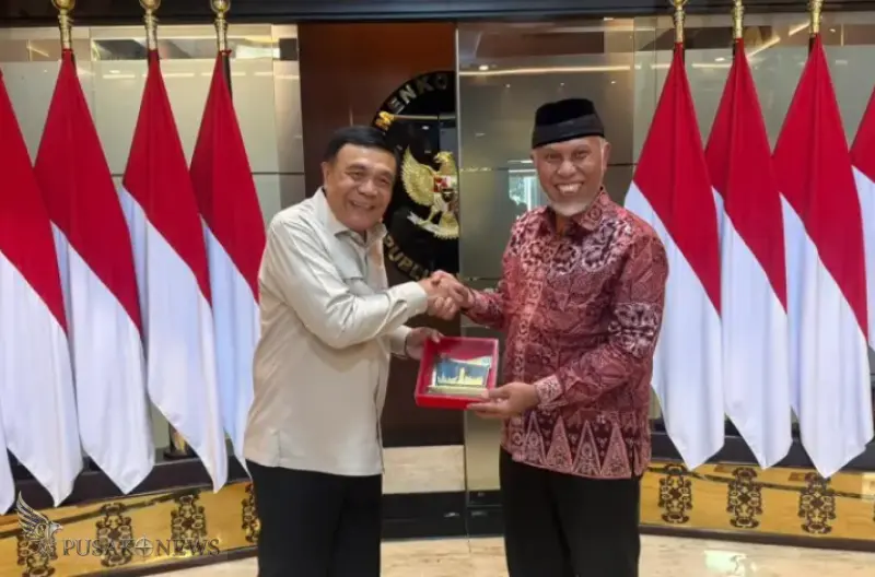 Gubernur Sumatera Barat, Mahyeldi Ansharullah-Menteri Koordinator Bidang Politik dan Keamanan (Menko Polkam), Djamari Chaniago.
©PusakoNews.com/red