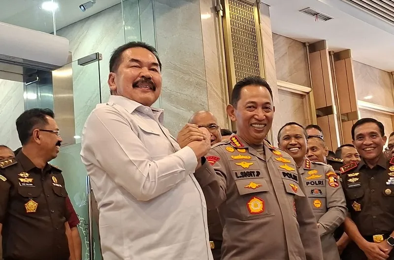Jaksa Agung ST Burhanuddin dan Kapolri Jenderal Listyo Sigit Prabowo salam komando di Gedung Kejagung, Jakarta, Senin (13/7/2026)