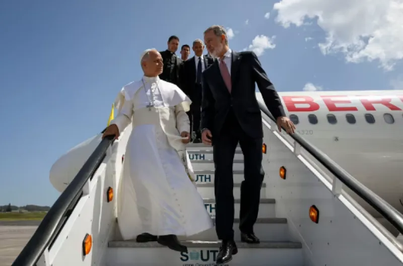 Paus Leo XIV didampingi oleh Raja Spanyol Felipe VI saat meninggalkan pesawat yang seharusnya ia tumpangi, menyusul insiden teknis di Bandara Tenerife Norte–Ciudad de La Laguna, Kepulauan Canary, Spanyol