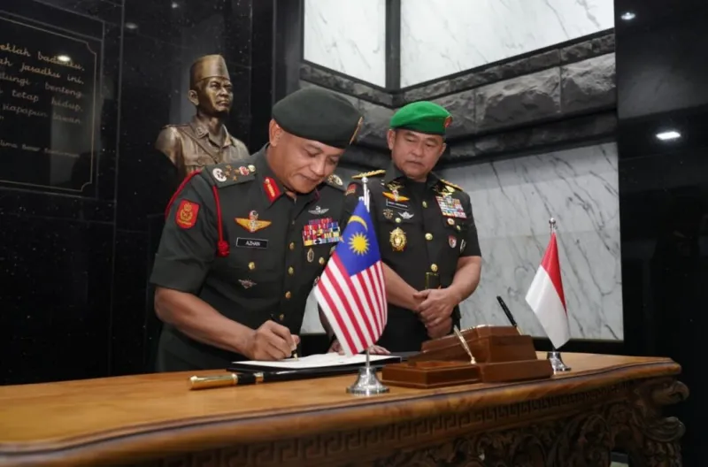Kepala Staf Angkatan Darat (Kasad) Jenderal TNI Maruli Simanjuntak menerima kunjungan kehormatan Panglima Tentera Darat Malaysia, Jenderal Tan Sri Azhan Bin Hj Md Othman, di Markas Besar Angkatan Darat (Mabesad), Jakarta, Selasa (21/7)