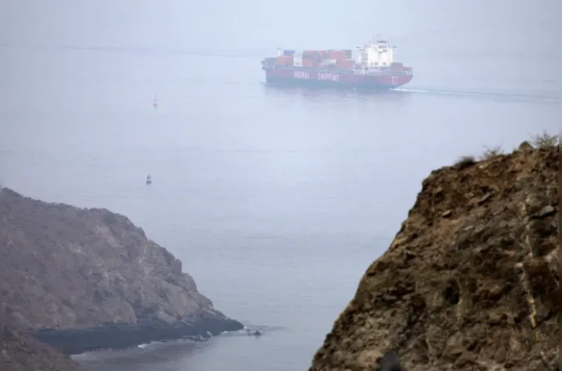 Kapal kontainer berbendera Tiongkok Hui Fa melintasi Teluk Oman di lepas pantai Khor Fakkan di emirat Sharjah di timur UEA