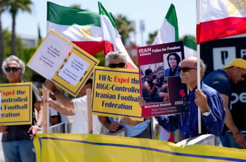 Aksi protes di dekat stadion SoFi di luar Los Angeles menyerukan FIFA untuk menskors atau mengeluarkan Iran dari sepak bola internasional