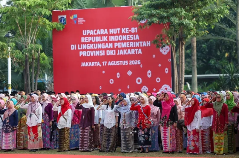 Sejumlah peserta upacara memberikan penghormatan