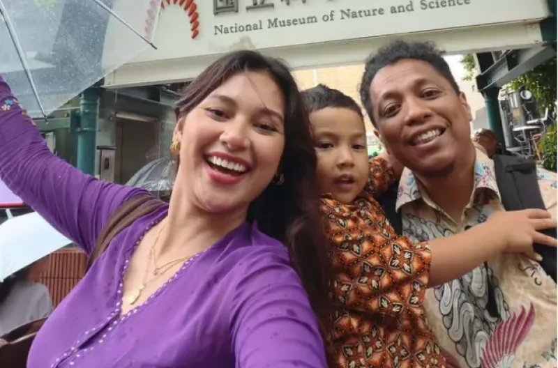 Viral! Arie Kriting Ajak Keluarga Liburan ke Jepang dengan Outfit Khas Indonesia2
