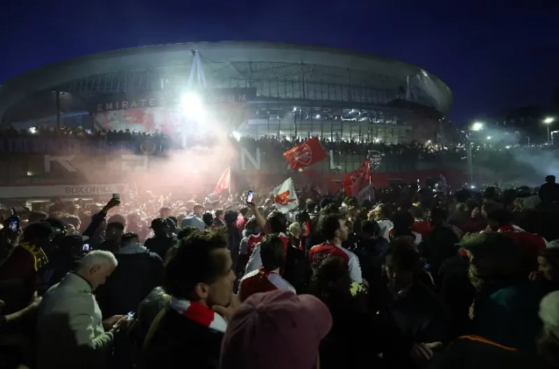 Perayaan penggemar Arsenal - London, Inggris - 19 Mei 2026 Penggemar Arsenal merayakan di luar stadion Emirates saat Arsenal memenangkan Liga Primer