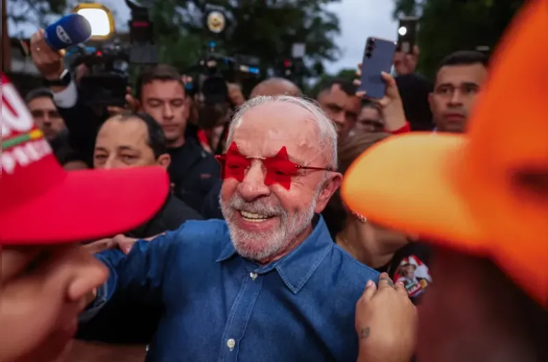 Presiden Brasil Luiz Inacio Lula da Silva, kandidat Partai Buruh (PT) untuk pemilihan kembali presiden, menyapa para pendukung di luar kediamannya di Sao Paulo, Brasil