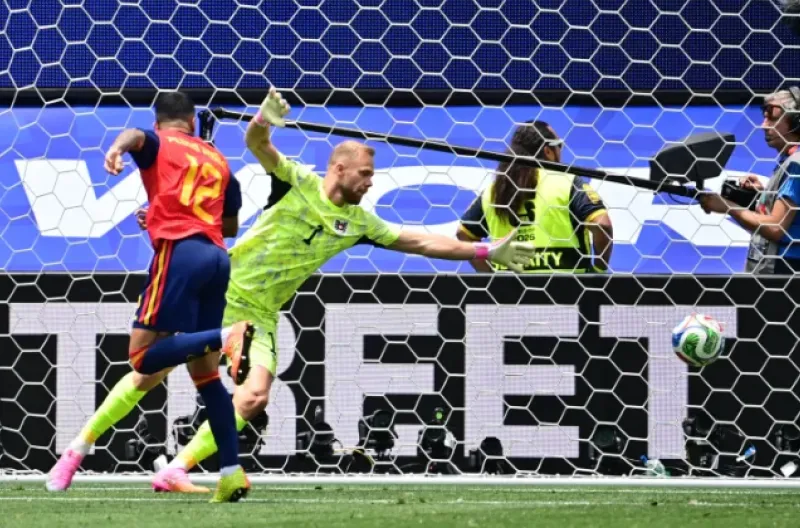 Pedro Porro dari Spanyol mencetak gol kedua mereka melewati kiper Austria, Alexander Schlager