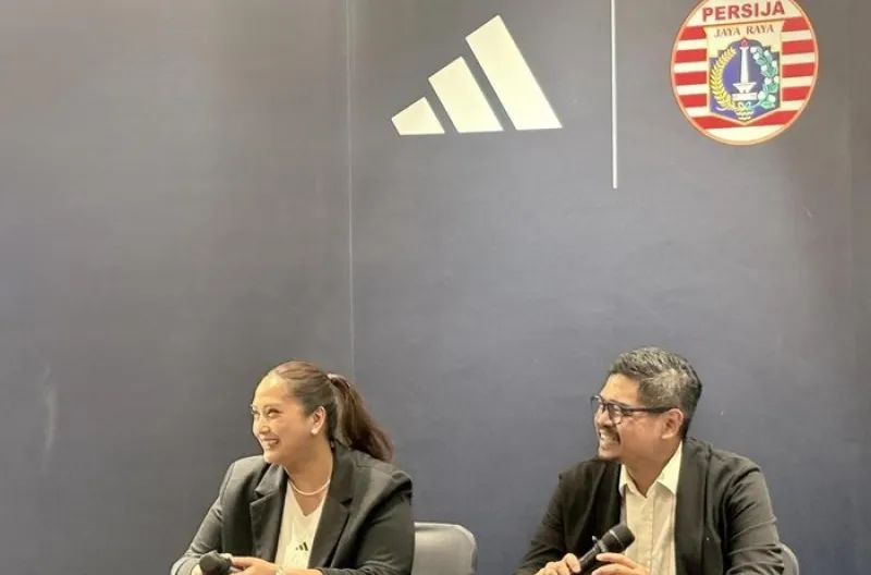 Direktur Olahraga Persija, Bambang Pamungkas dengan Senior Manager Brand Activation Adidas Indonesia, Cinita Dewi Mayakatri saat jumpa pers.