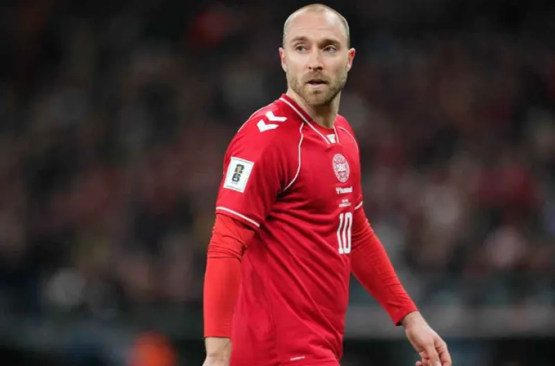 Christian Eriksen pingsan di lapangan saat pertandingan persahabatan pada hari Minggu.