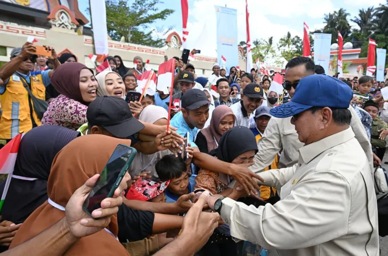 Presiden Prabowo Subianto menyalami warga saat hendak meresmikan lima bendungan di Indonesia secara terpusat dari Bendungan Meninting, Kabupaten Lombok Barat, Provinsi Nusa Tenggara Barat (NTB), pada Jumat, 10 Juli 2026