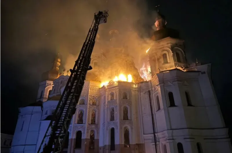Petugas pemadam kebakaran bekerja di lokasi Katedral Dormisi dari biara Kyiv Pechersk Lavra, yang terbakar setelah terkena serangan rudal dan pesawat tak berawak Rusia di Kyiv