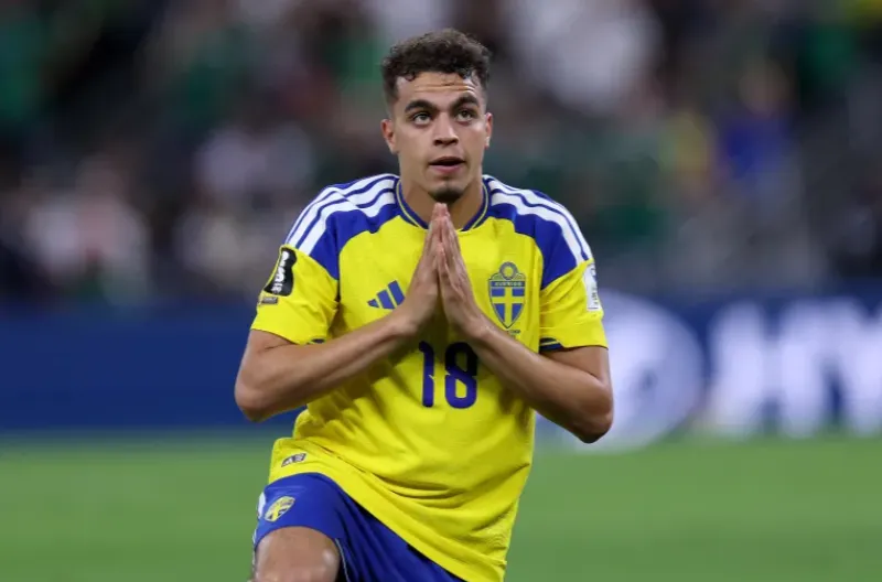 Yasin Ayari melakukan debutnya di Piala Dunia pada pertandingan pertama Swedia dan mencetak dua gol melawan Tunisia, negara asal ayahnya