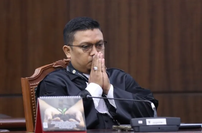Viktor Santoso Tandiasa Kuasa Hukum Pemohon saat mendengarkan sidang pengucapan putusan pengujian Undang-Undang tentang Jasa Layanan Telekomunikasi, Kamis (23/07) di Ruang Sidang MK