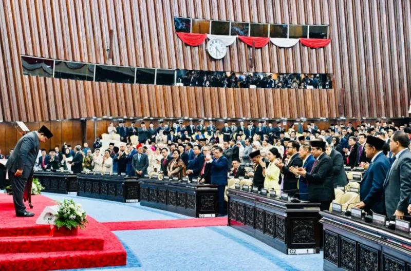 Presiden Prabowo Subianto memberikan penghormatan usai menyampaikan Keterangan Pemerintah atas Rancangan Undang-Undang (RUU) tentang APBN Tahun Anggaran 2027 beserta Nota Keuangan dan dokumen pendukungnya, dalam Rapat Paripurna Pembukaan Masa Persidangan