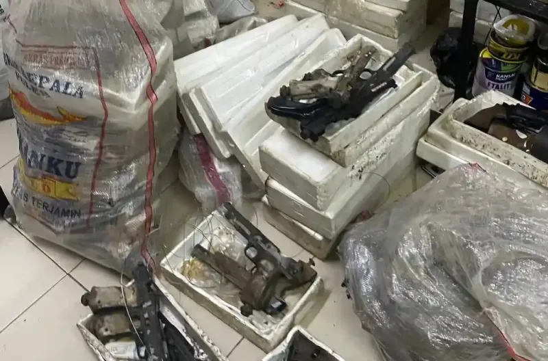 Senjata yang ditemukan itu di antaranya empat laras panjang, dua laras pendek, peredam, tujuh magasin berbagai jenis, sejumlah amunisi dengan berbagai kaliber, beberapa unit airsoft gun berbentuk FN P90, AK-47 dan M4 Carbine, taser gun, alat pembuat pelur