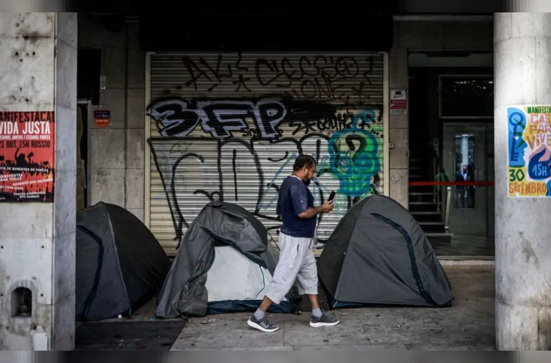 Demonstran berkumpul di sekitar tenda-tenda saat menyuarakan persoalan harga rumah, sewa hunian, dan upah rendah di Rossio Square, Lisbon, Portugal, Sabtu (17/10/2026).