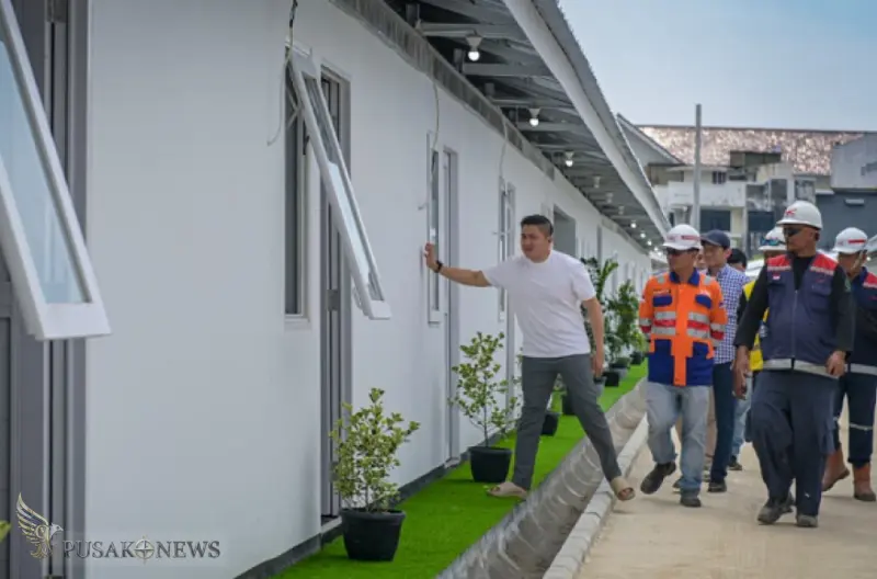 Sekretaris Kabinet Teddy Indra Wijaya bersama Direktur Utama PT Kereta Api Indonesia (PT KAI), Bobby Rasyidin, meninjau langsung perkembangan pembangunan hunian bagi warga pinggi rel di daerah Stasiun Senen, Jakarta, pada Sabtu, 25 April 2026.
©PusakoNews