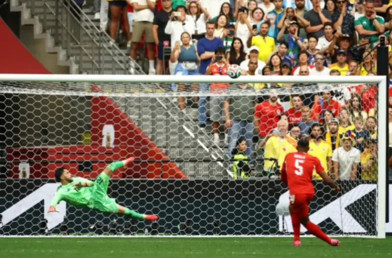 Manuel Akanji dari Swiss gagal mencetak gol dari titik penalti saat adu penalti