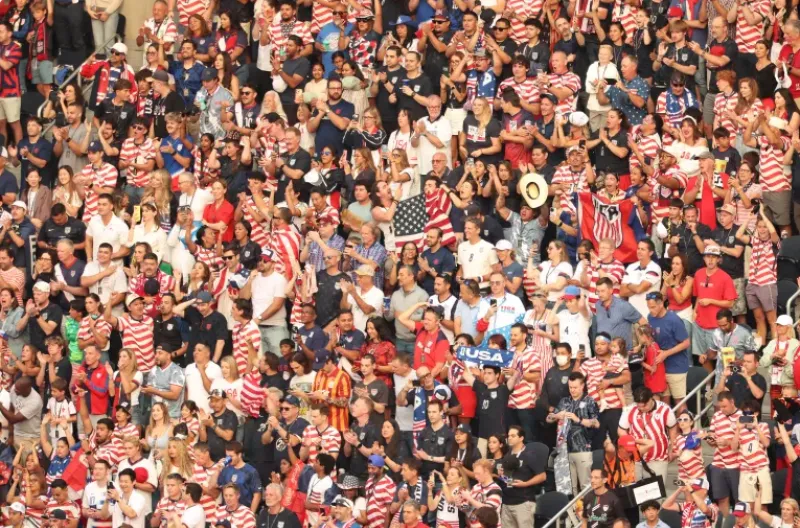 Para penggemar AS bersorak mendukung tim mereka menjelang pertandingan Grup D melawan Turki di Stadion Los Angeles di Inglewood pada 25 Juni 2026