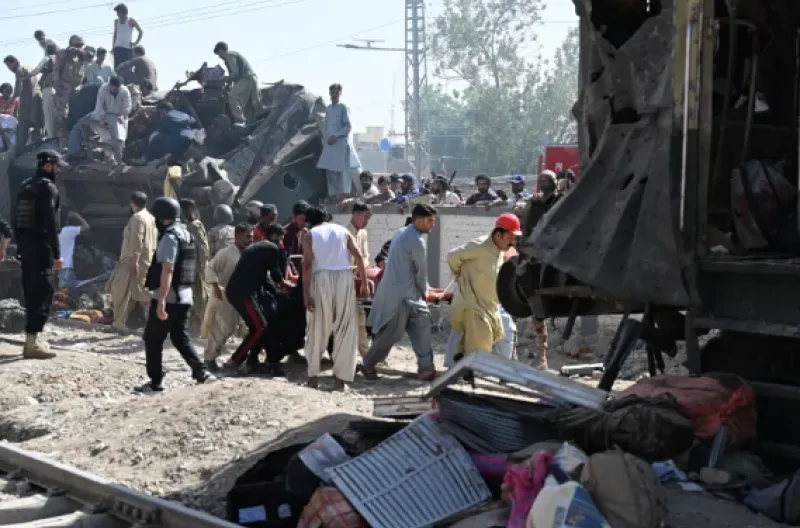 Personel keamanan dan warga menyelamatkan korban luka akibat ledakan dari gerbong kereta yang tergelincir setelah sebuah ledakan menargetkan kereta api di Quetta, provinsi Balochistan, Pakistan, pada 24 Mei 2026