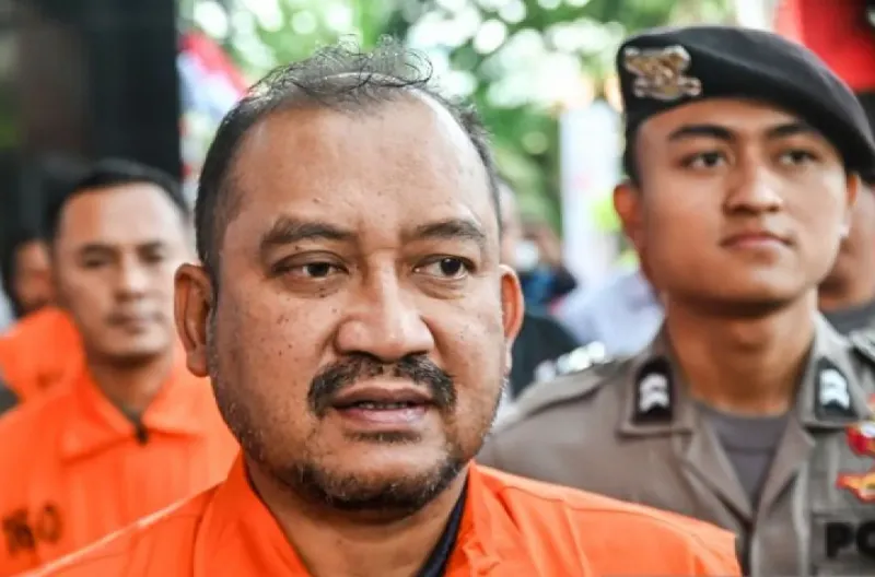 Bupati Pemalang Anom Widiyantoro (tengah) berjalan menuju mobil tahanan usai menjalani pemeriksaan di Gedung Merah Putih KPK, Jakarta, Kamis (30/7/2026).