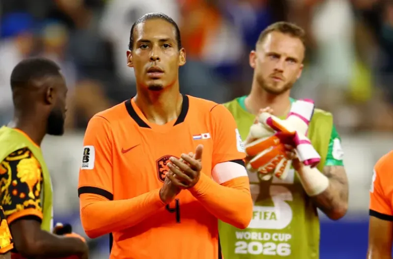 Virgil van Dijk dari Belanda memberikan tepuk tangan kepada para penggemar setelah pertandingan