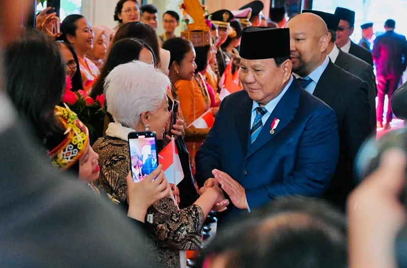 Kedatangan Presiden Prabowo di Prancis pada Selasa, 26 Mei 2026, disambut penuh haru dan bangga oleh warga negara Indonesia yang berada di Paris.