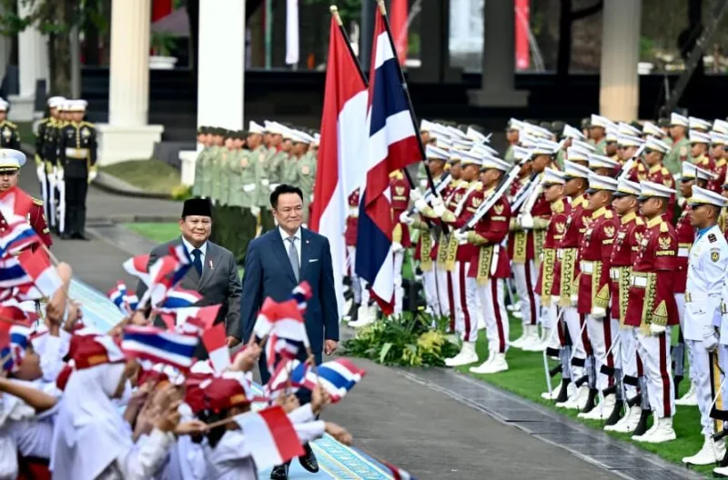 Presiden Republik Indonesia, Prabowo Subianto, secara resmi menyambut Perdana Menteri (PM) Kerajaan Thailand, Anutin Charnvirakul, dalam kunjungan resmi di Istana Merdeka, Jakarta, pada Senin, 3 Agustus 2026.