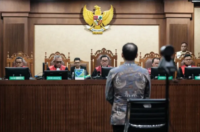 Para hakim membacakan vonis dalam sidang kasus korupsi Nadiem Makarim, di Pengadilan Tindak Pidana Korupsi Indonesia di Jakarta, pada 30 Juni 2026
