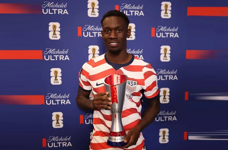 Pemain Terbaik Pertandingan Michelob Ultra Superior, Folarin Balogun (AS)